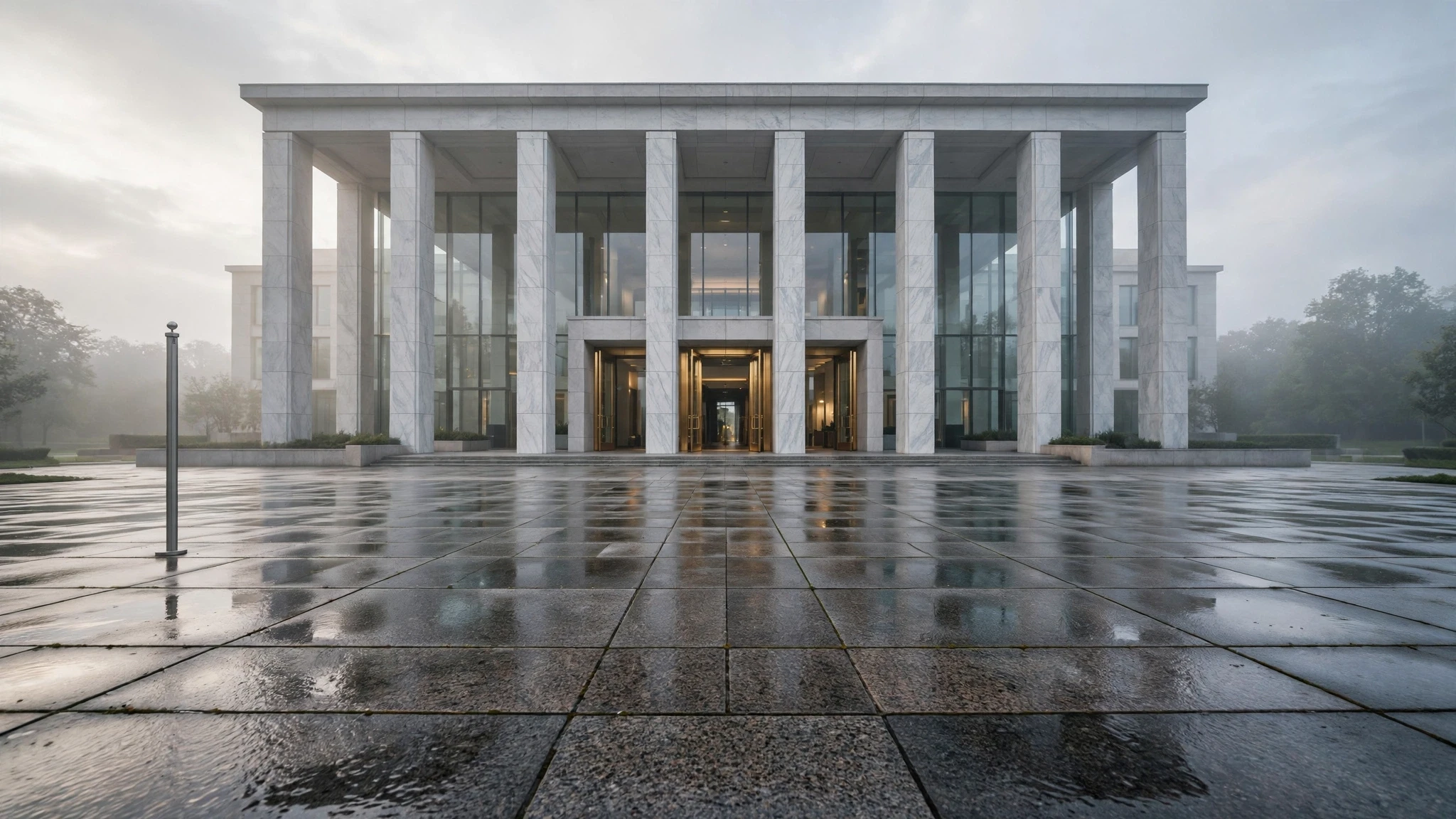 edificio gubernamental moderno con columnas de marmol y plaza amplia